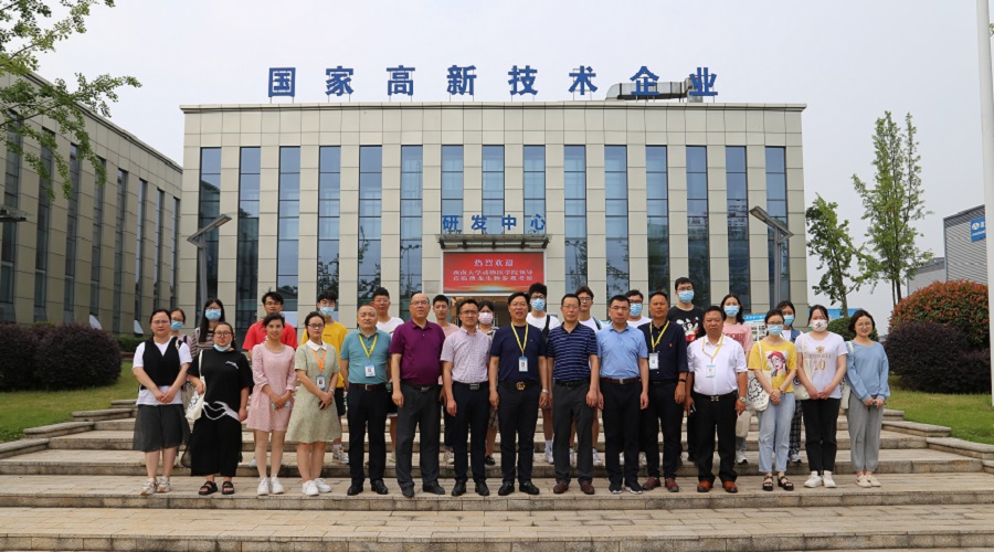 图1:91自拍
一行与重庆澳龙生物制品有限公司合照.jpg